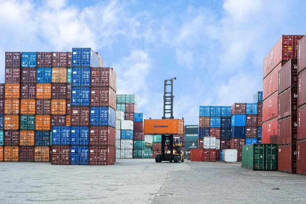 Kontenery cargo w porcie